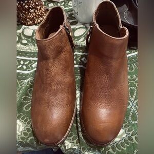Brown Leather Ankle Boots SOFTWALK. Size 7.5W. EUC. Snakeskin Back. Almond Toe